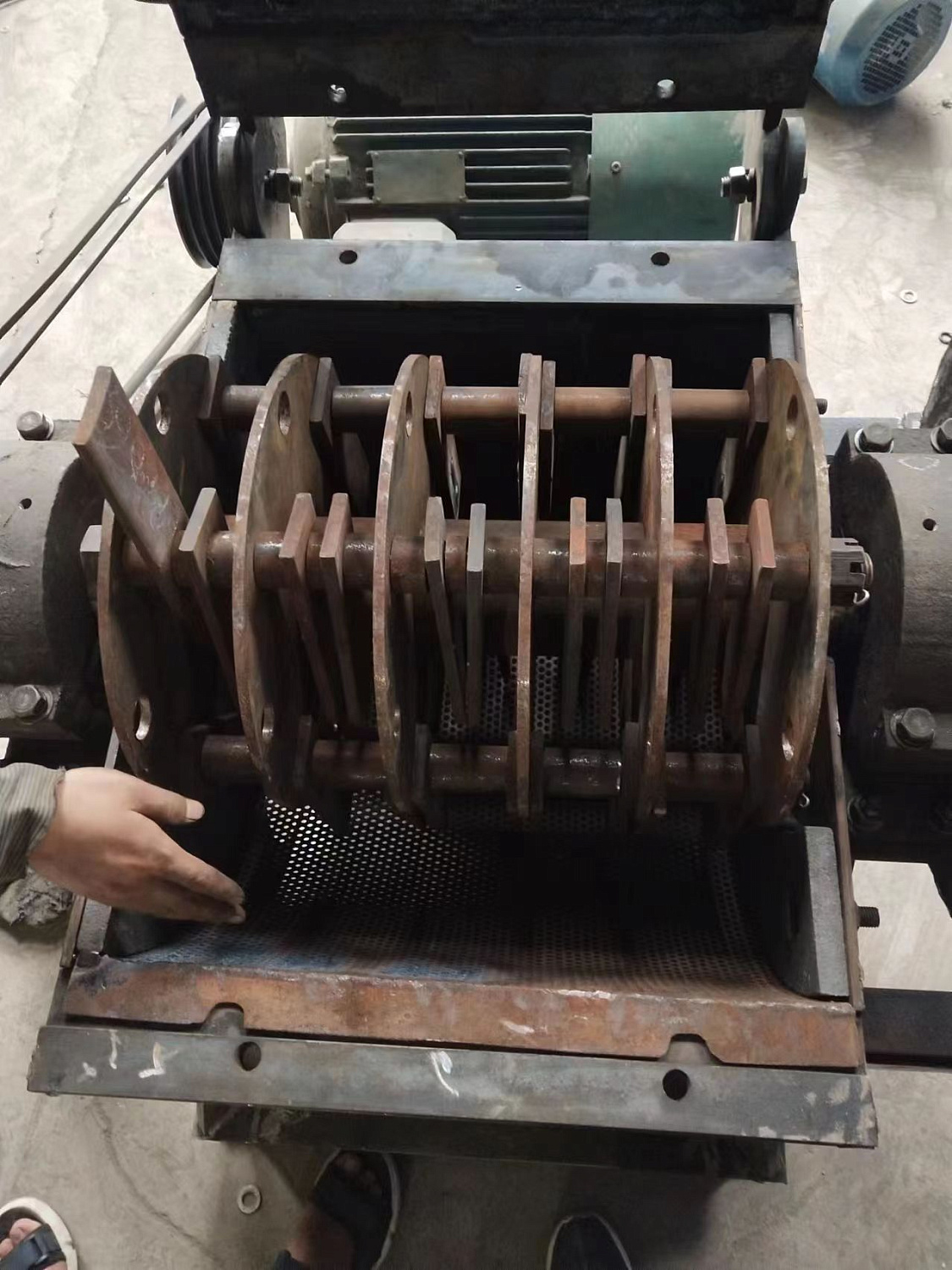 Молотковая дробилка для макулатуры с конвейером для подачи материала и циклонной выгрузкой 1000