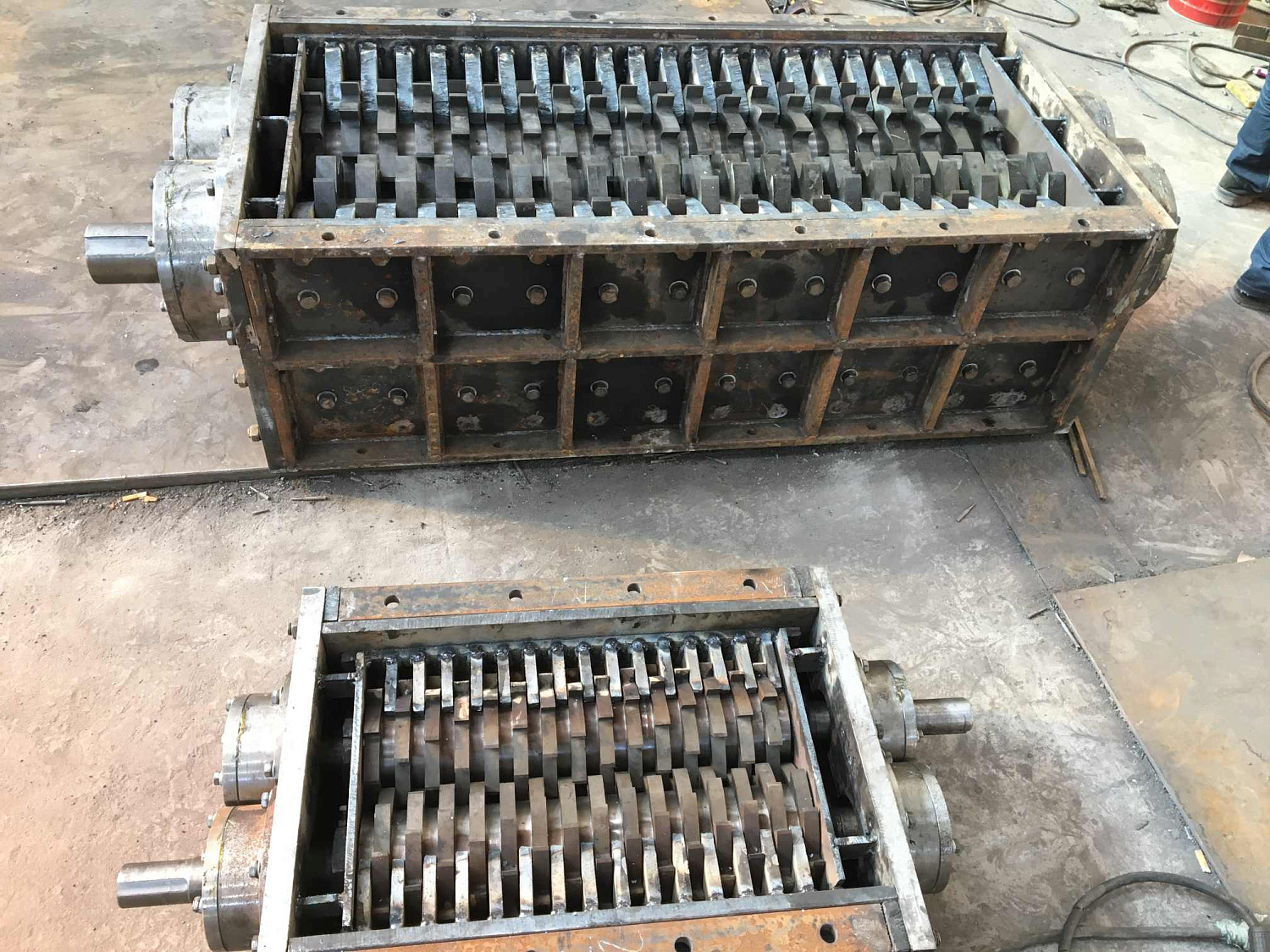 Двухвальный шредер для измельчения автомобильных шин SG1000