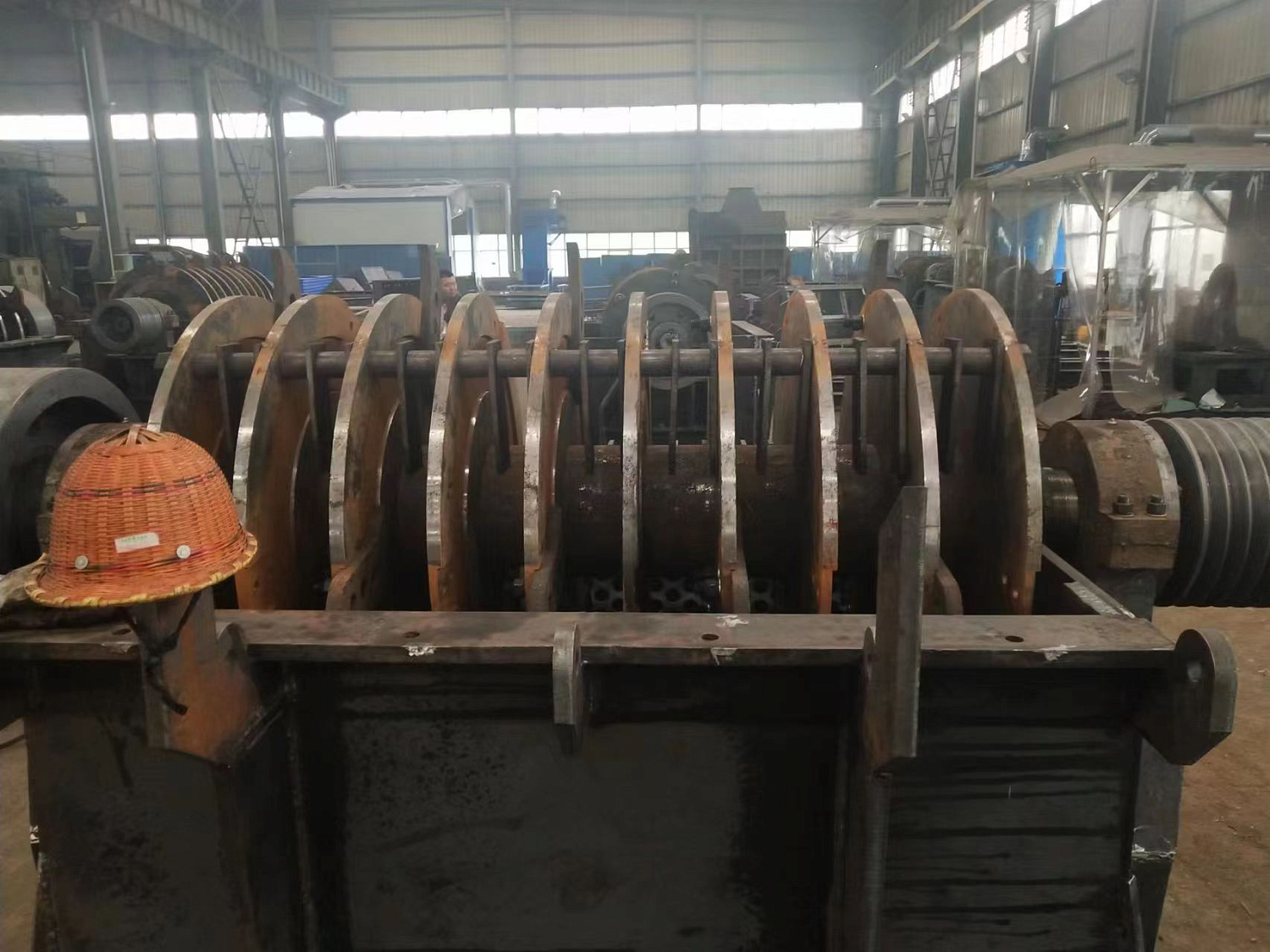 Молотковая дробилка для макулатуры с конвейером для подачи материала и циклонной выгрузкой 1000