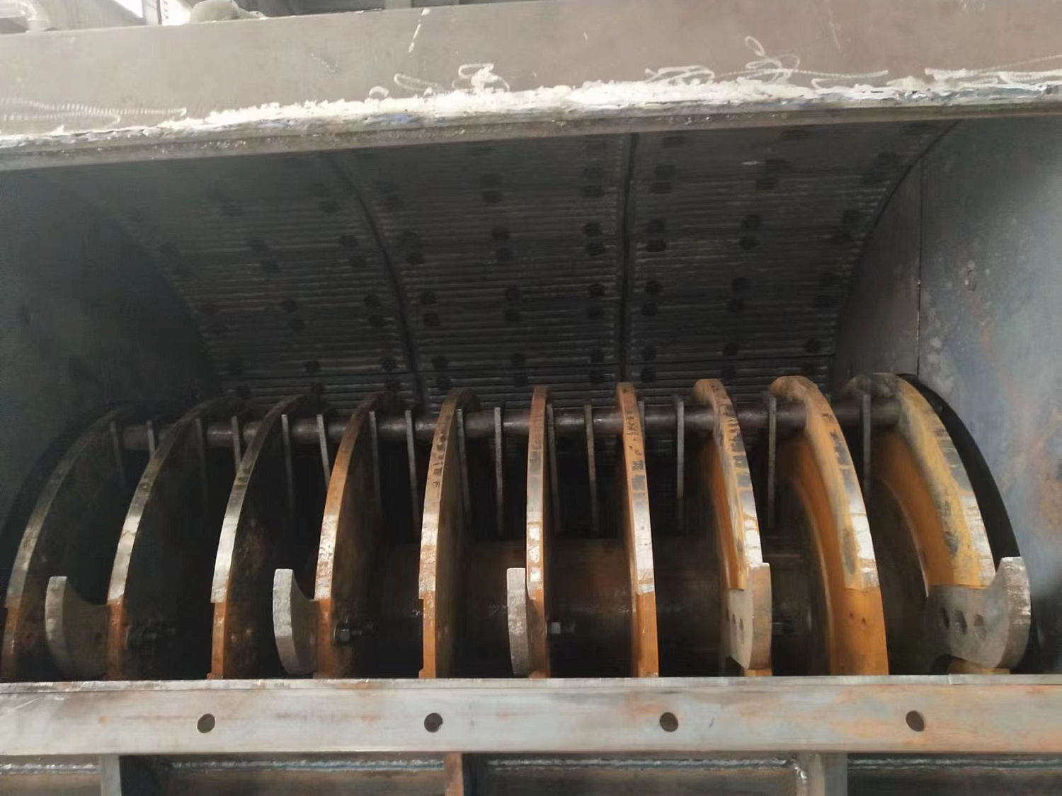 Молотковая дробилка для макулатуры с конвейером для подачи материала и циклонной выгрузкой 1000